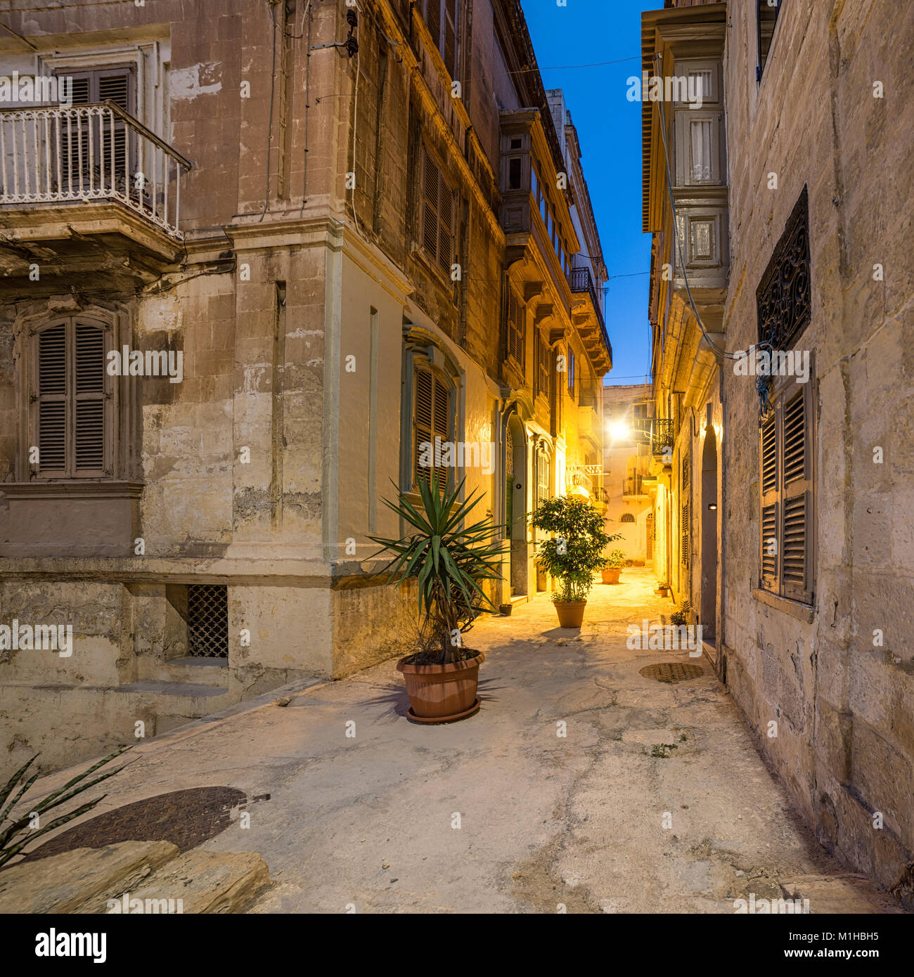 Die alten Gassen in Vittoriosa, einem kleinen Dorf am Ufer des Grand Bay Valletta in Malta, auf einen ruhigen Abend. Stockfoto