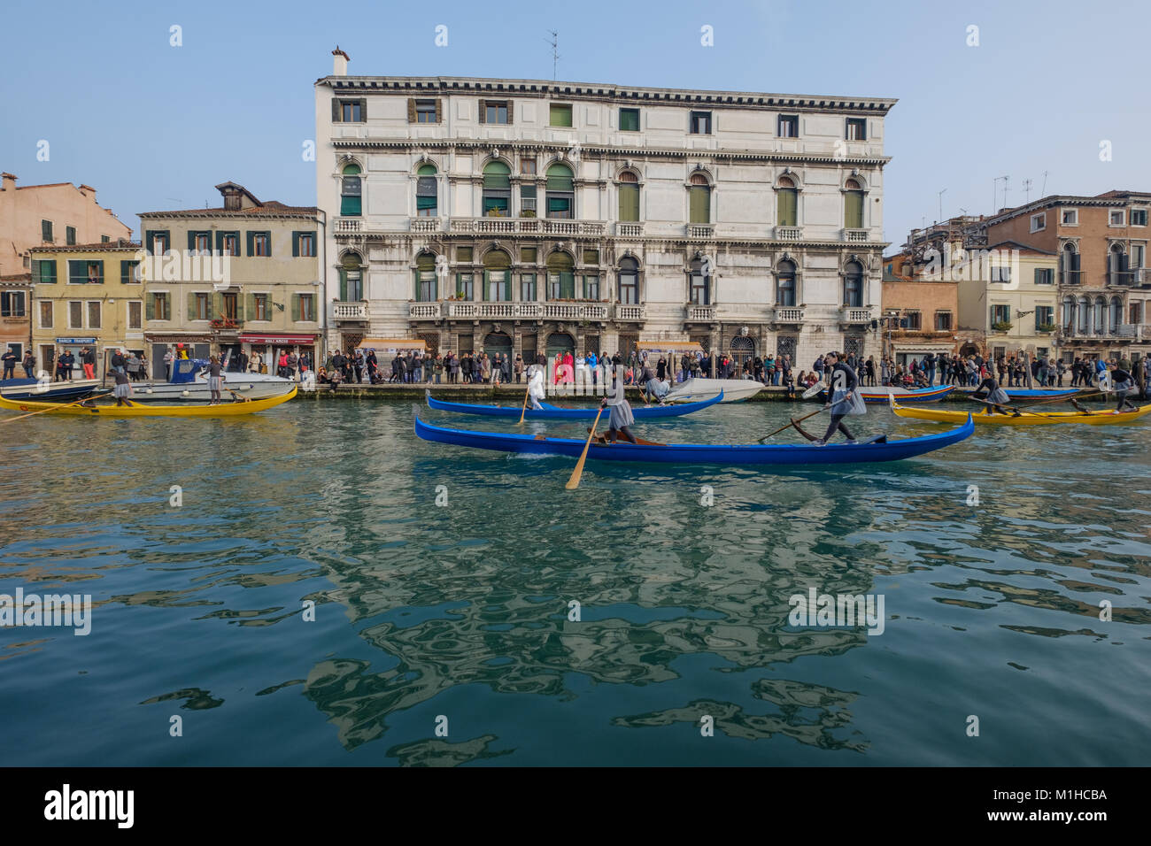 Weiblichen Besatzungen an Bord der typisch venezianischen Boot "gondolini' in der Regel von Männern durchgeführt. Karneval in Venedig 2018, Italien, 28. Januar 2018. Stockfoto