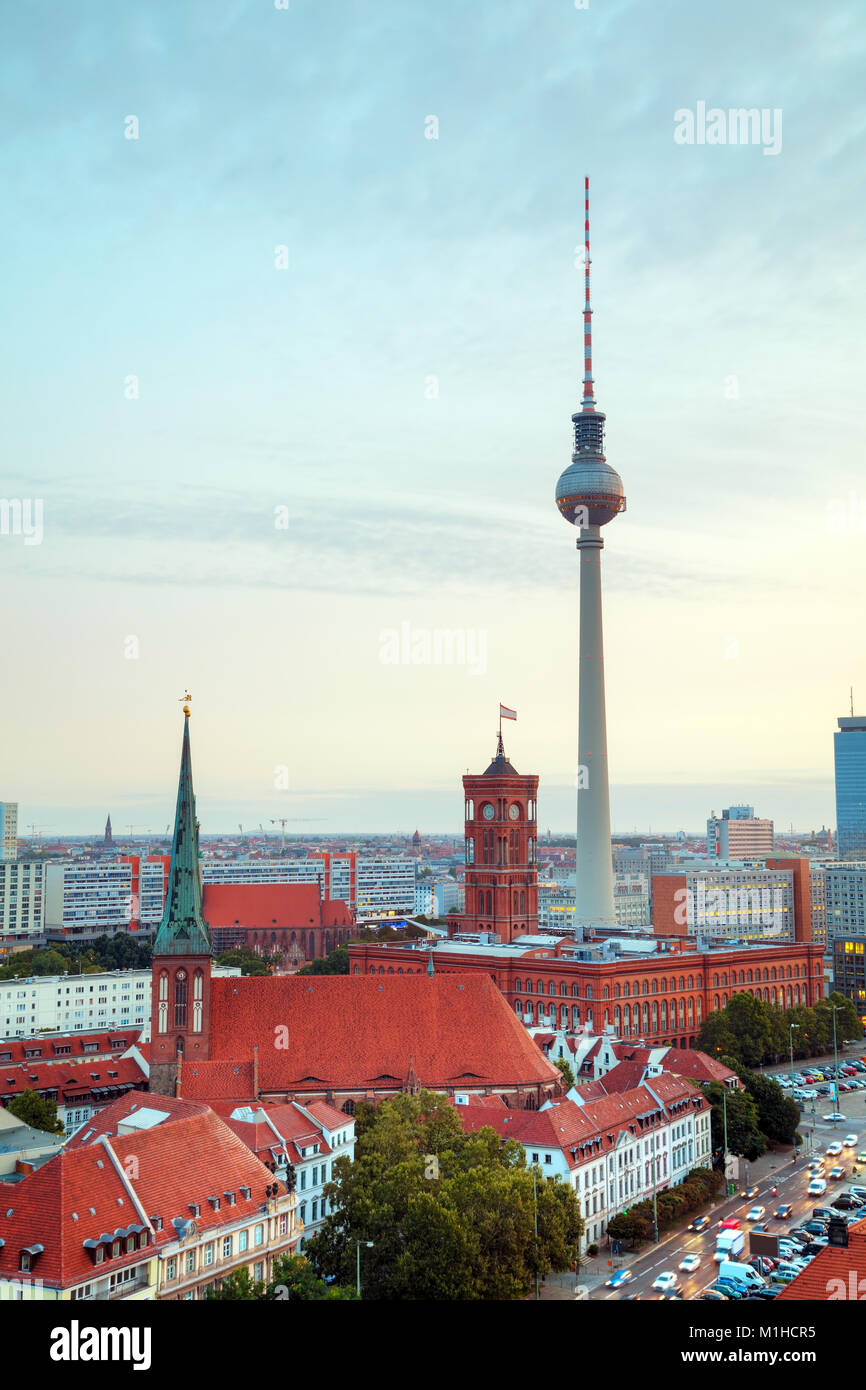Antenne Überblick über Berlin, Deutschland bei Sonnenaufgang Stockfoto