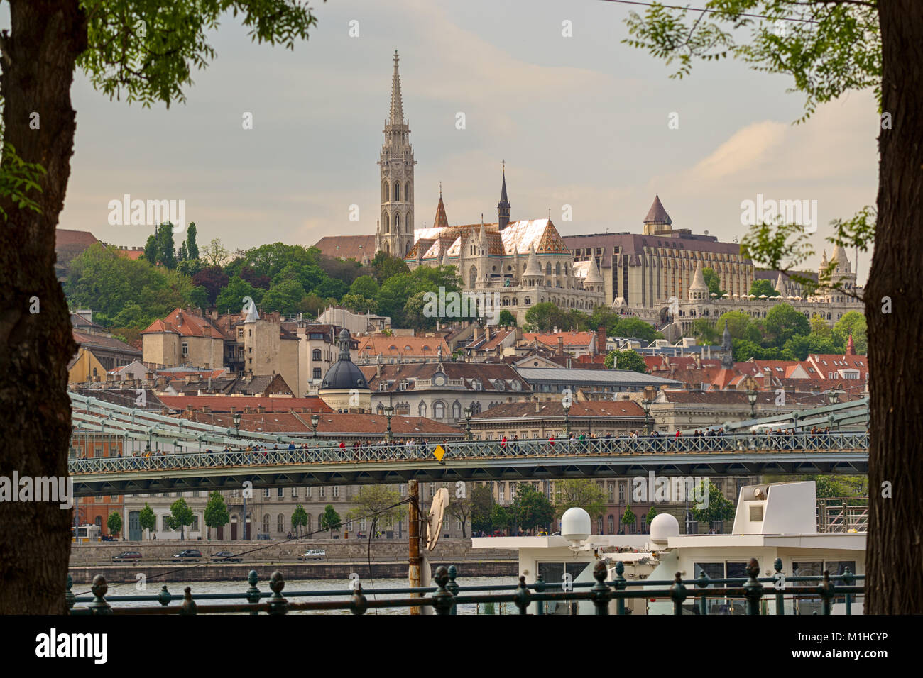 Dächer, die Matthiaskirche und die Fischerbastei Blick über die Kettenbrücke, Budapest Stockfoto
