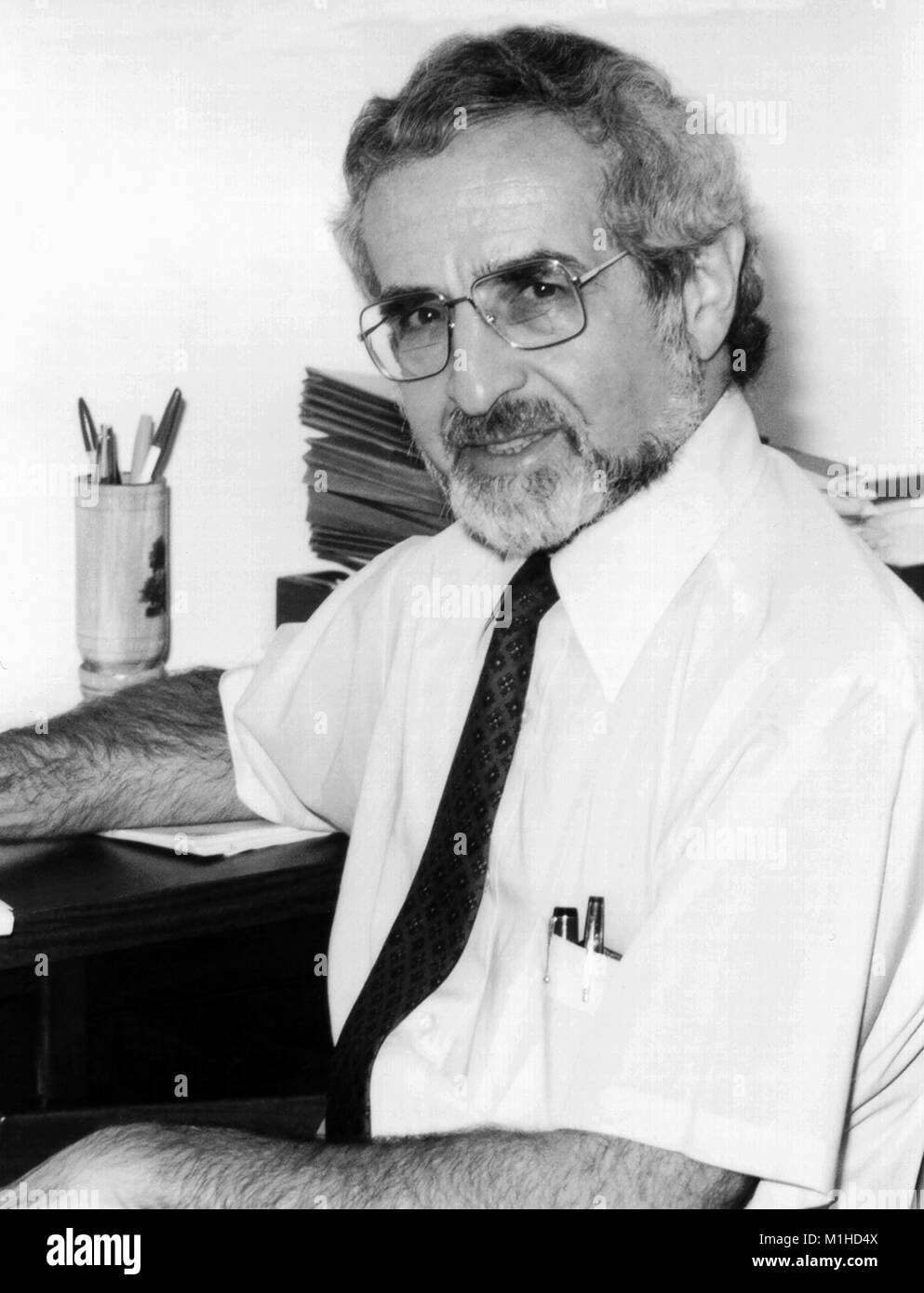 Portrait von Phillip S. Brachman, M.D. am Schreibtisch in einem Büro, eine UVE Offizier, Leiter der Epidemiologie Program Office sowie der Bereich Epidemiologie Ausbildung, die für die CDC von 1954 bis zu seiner Pensionierung im Jahr 1986, 1956 gearbeitet. Mit freundlicher CDC. () Stockfoto