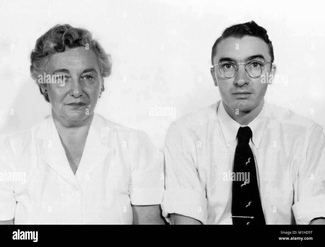 Gruppe headshot Foto, CDC Mitarbeiter Frau Lenore Peizer und Dr. Libero Ajello, Letzteres ein ehemaliger Chef der Antimykotischen Krankheiten Division, 1956. Mit freundlicher CDC. () Stockfoto