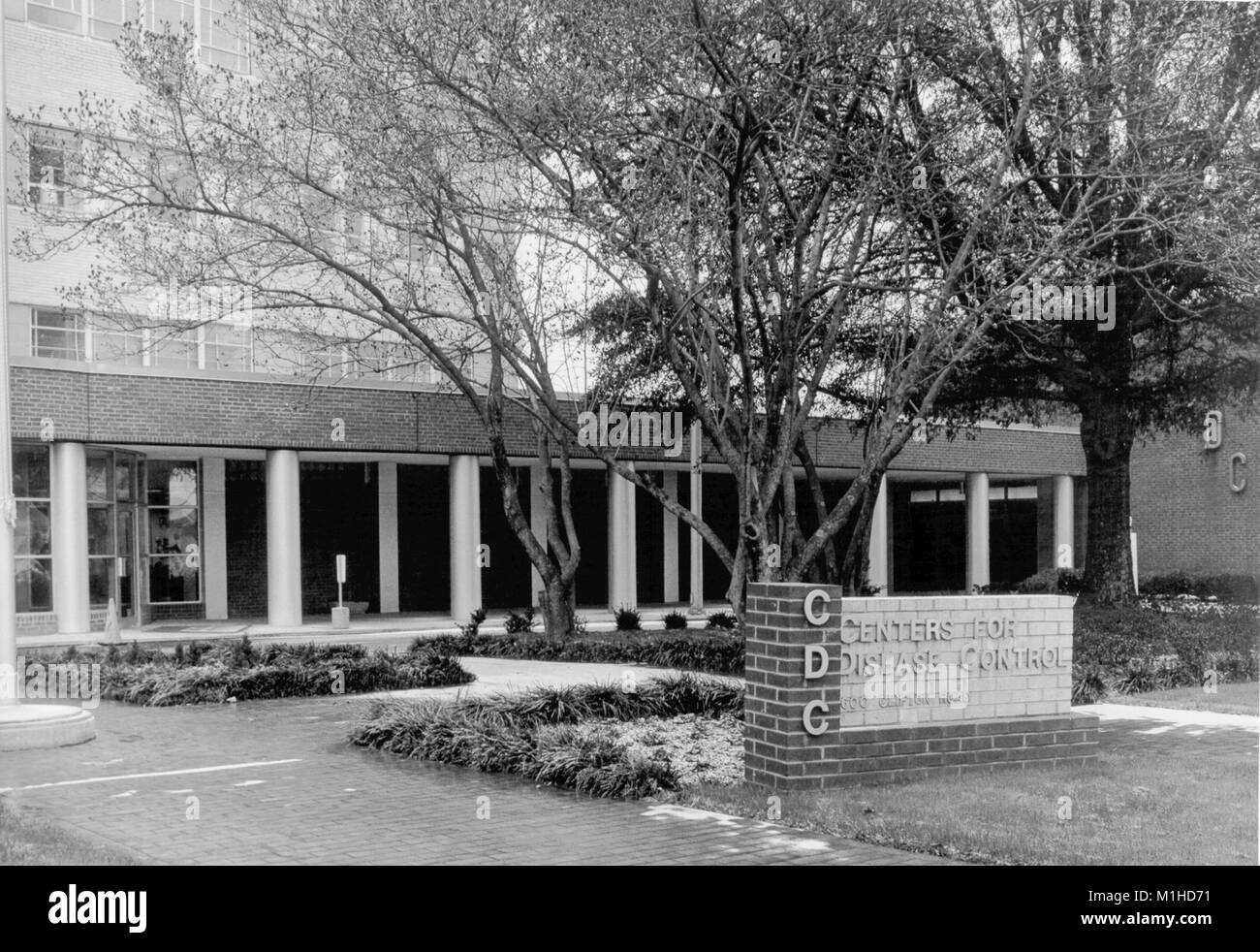 Foto von der Vorderseite des CDC Gebäude 1 mit einem Schild und Bäume, in Clifton Road, Atlanta, Georgia, 1956. Mit freundlicher CDC. () Stockfoto