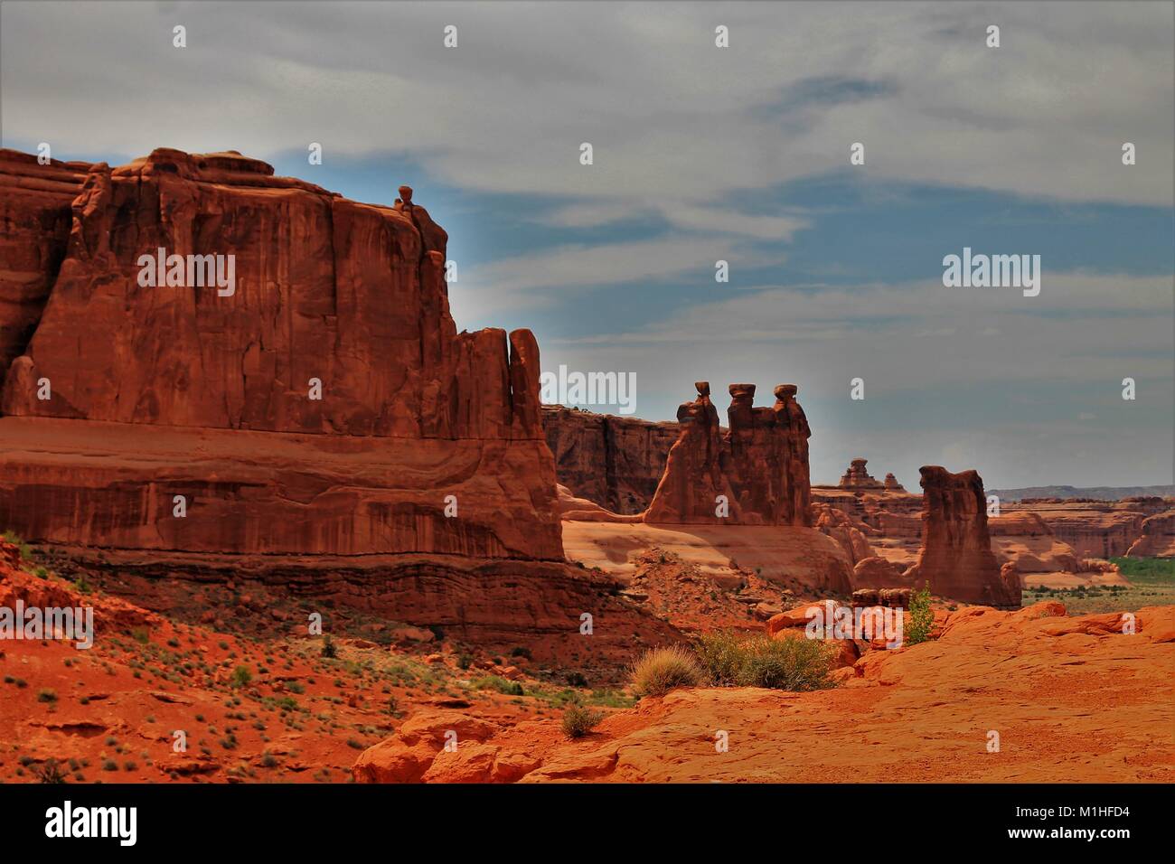 Arches National Park, Utah - Land der schönen roten Rock, erstaunlichen natürlichen Felsen Skulpturen, Wandern, photo Ops und Kiefer fällt! Stockfoto