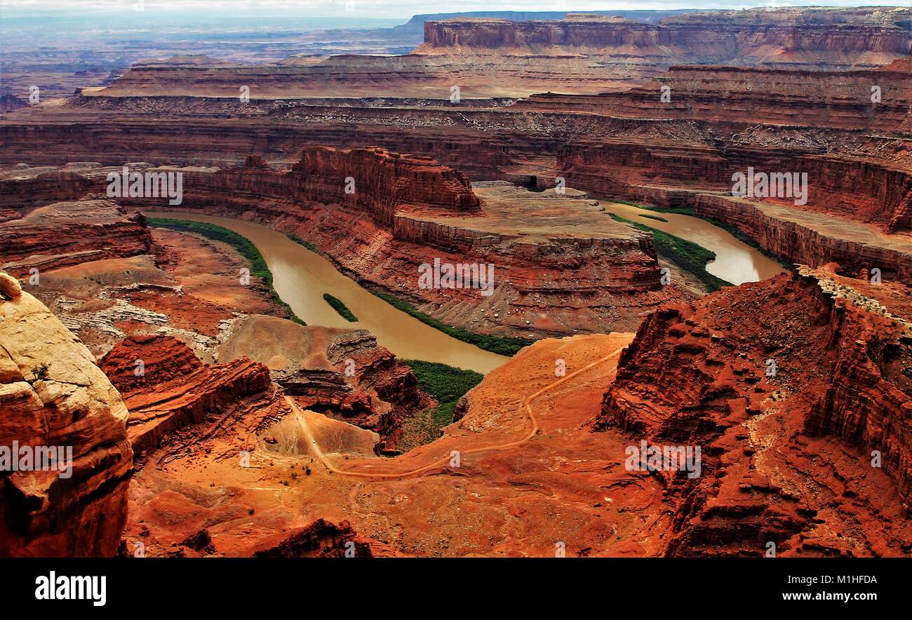 2.000 Meter über dem Colorado River, Dead Horse Point steigt - eine atemberaubende Aussicht in der Region Canyonlands National Park zu finden. Stockfoto
