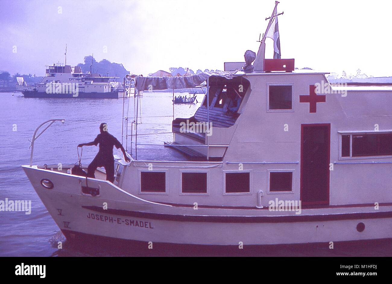 Foto des EIS (Epidemic Intelligence Service) Krankenhaus boot Joseph E. Smadel in einem Hafen, einem Mann Besatzung sichtbar auf Deck, Ostpakistan (heute Bangladesch), 1964, 1964. Mit freundlicher CDC. () Stockfoto
