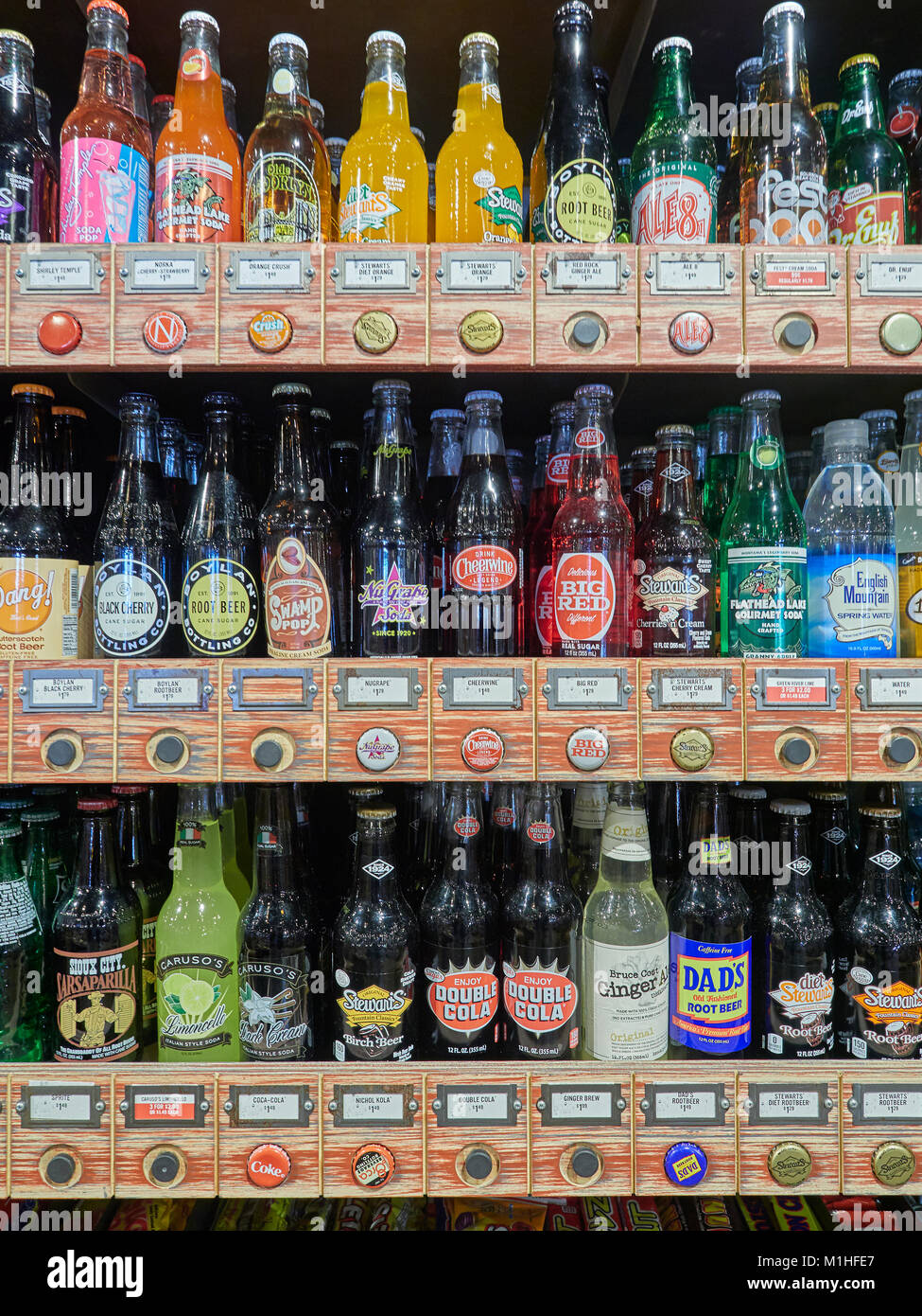 Einzigartige und farbenfrohe Werbung Anzeige von verschiedenen Soda drink Flaschen im Cracker Barrel Restaurant in Montgomery Alabama, Vereinigte Staaten. Stockfoto