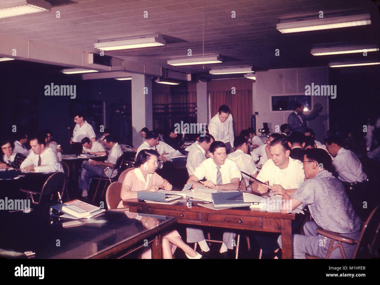 Foto von EIS (Epidemic Intelligence Service) Mitarbeiter die Arbeit in kleinen Gruppen während einer beruflichen Ausbildung, 1955. Mit freundlicher CDC, 1955. () Stockfoto