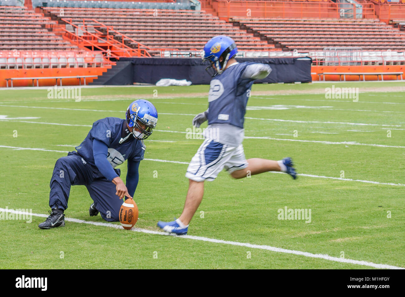 Miami Florida, Orange Bowl, Alle American Offense Defense Bowl, High School Fußballspieler, Praxis, Probe, schwarzer Mann, Teenager Teenager s Stockfoto