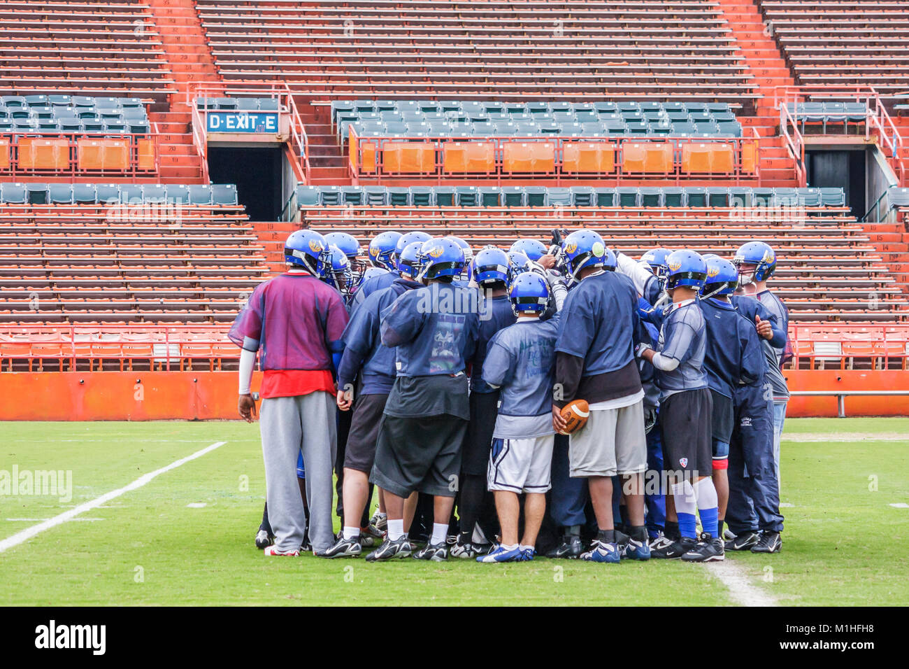 Miami Florida, Orange Bowl, Alle American Offense Defense Bowl, High School Fußballspieler, Praxis, Probe, schwarzer Mann, Teenager Teenager s Stockfoto