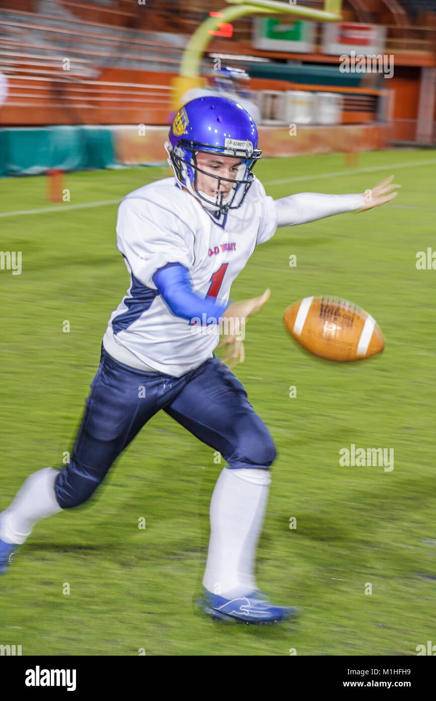 Miami Florida, Orange Bowl, Alle American Offense Defense Bowl, High School Fußballspieler, Pre-Game Warm Up, männlich, Teenager Teenager Teenager y Stockfoto