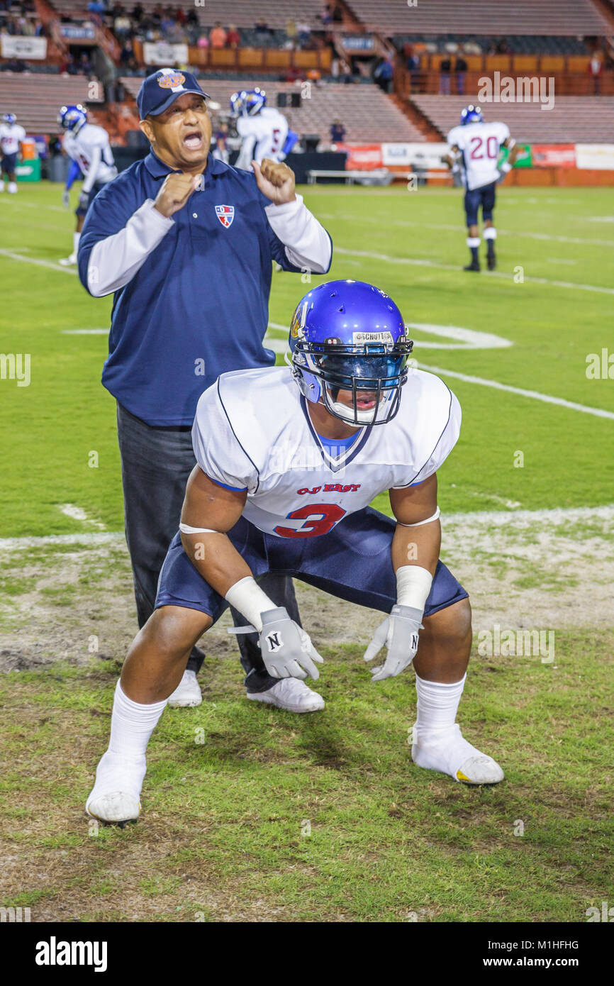 Miami Florida, Orange Bowl, Alle American Offense Defense Bowl, High School Fußballspieler, Vorspiel Aufwärmen, Schwarze Afrikaner ethnischen Minorit Afrikaner Stockfoto