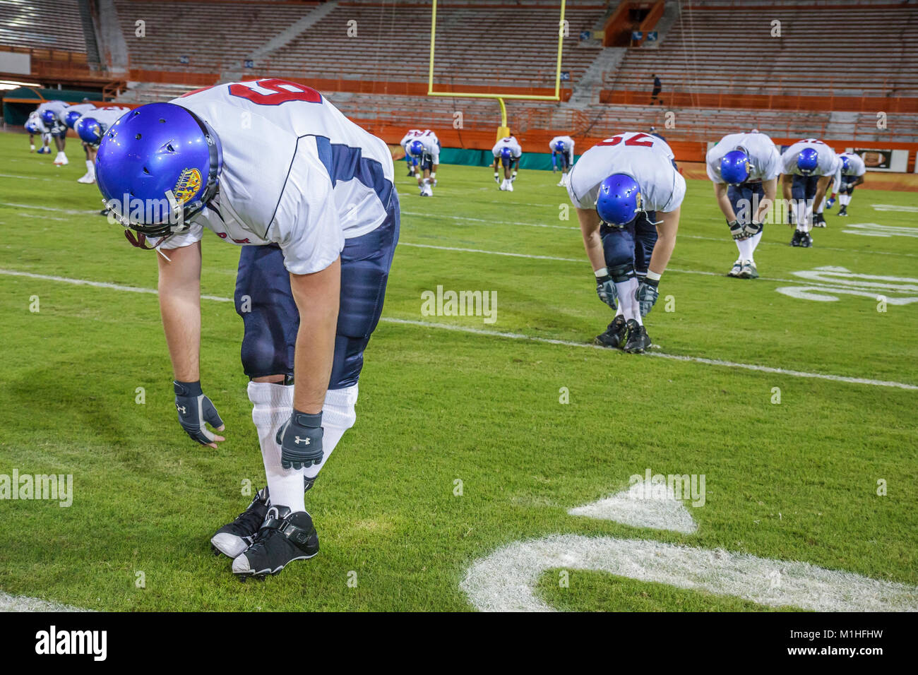 Miami Florida, Orange Bowl, Alle American Offense Defense Bowl, High School Fußballspieler, Pre-Game Warm Up, männlich, Teenager Teenager Teenager y Stockfoto