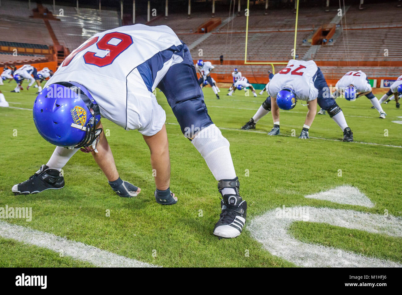 Miami Florida, Orange Bowl, Alle American Offense Defense Bowl, High School Fußballspieler, Vorspiel Aufwärmen, männlich, Teenager Teenager Teenager Schüler s Stockfoto