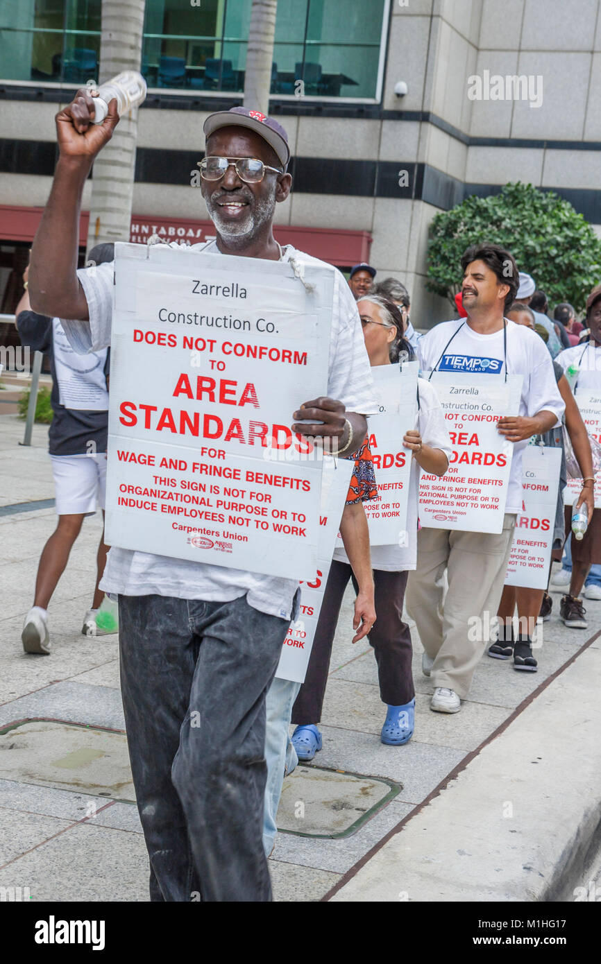 Miami Florida, Southeast Financial Center, Southeast, Center, Protest, Arbeiterdemonstration, Schilder, Löhne, Nebenleistungen, Streikposten, Schwarze Männer, FL080 Stockfoto