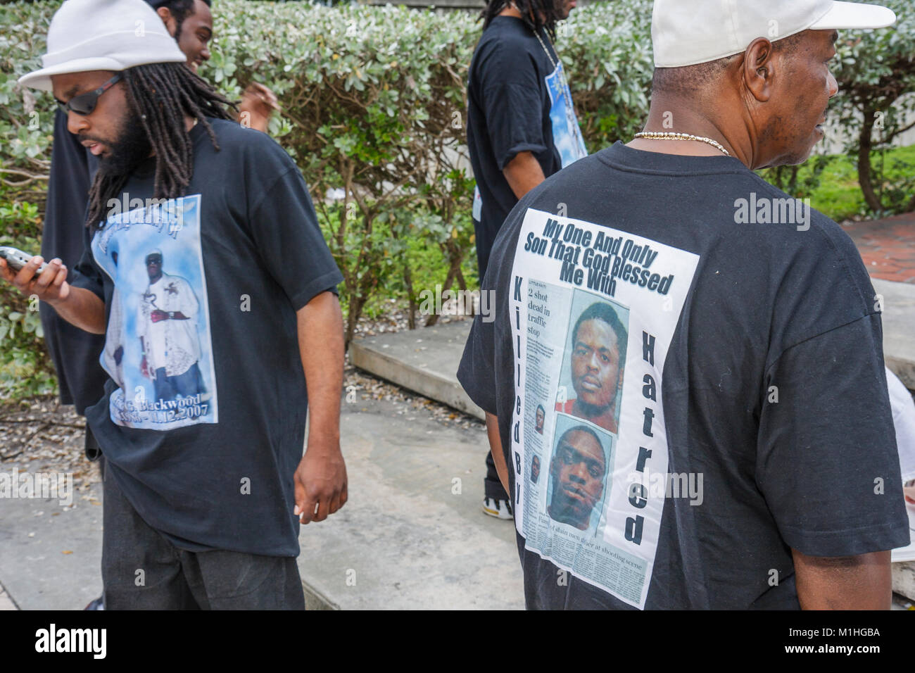 Miami Florida, Polizei-Gewaltopfer-Kundgebung, Schwarze Männer männlich, Vater, Eltern, getöteten Sohn, Hemd, FL080112003 Stockfoto