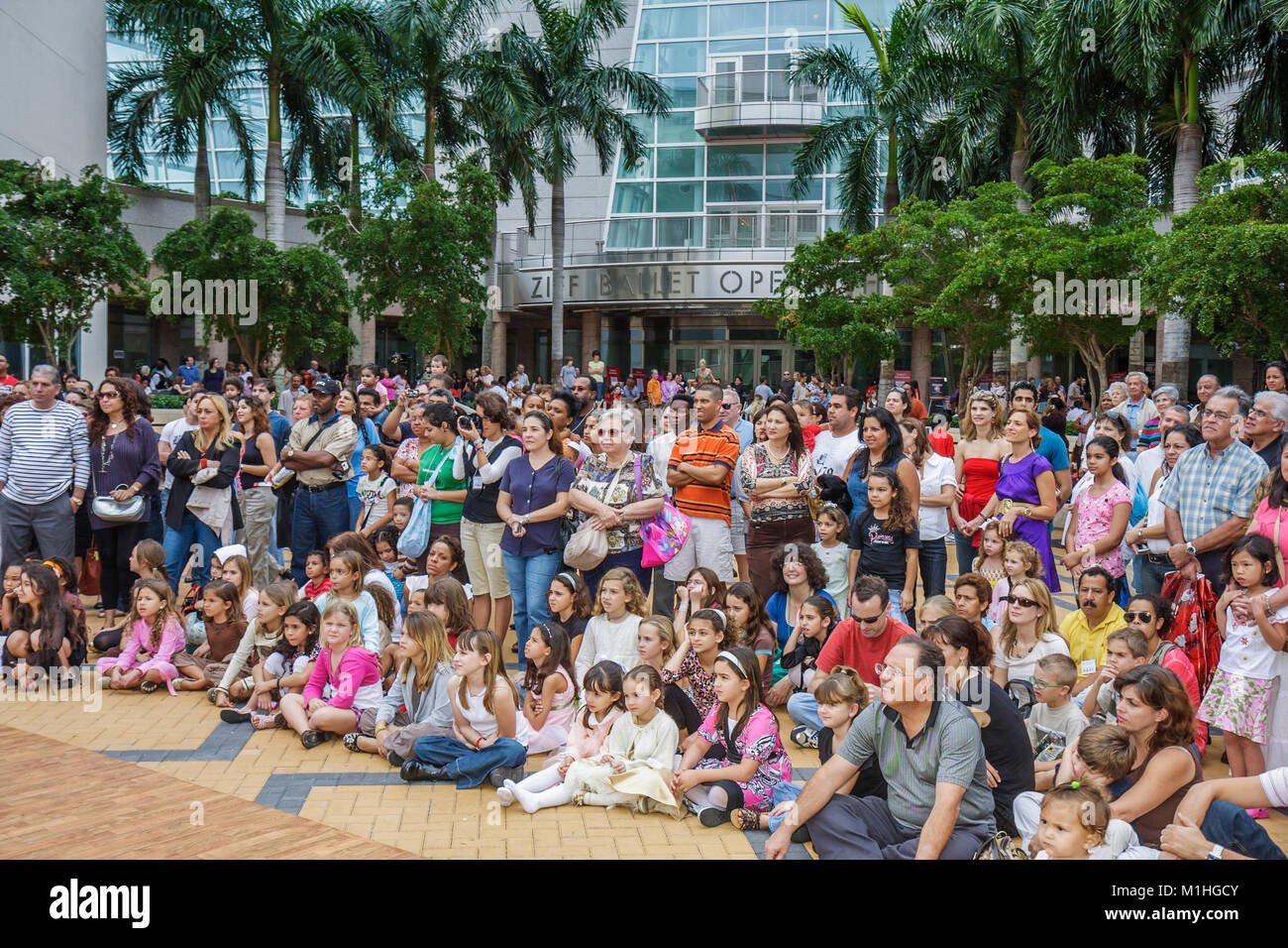 Miami Florida, Carnival Center, Thompson Plaza for the Arts, kostenloses multikulturelles Musikfestival, Festivals, Feiern, Messen, Publikum, Publikum, Zuschauer, Uhren performa Stockfoto