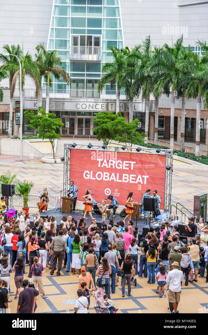 Miami Florida, Carnival Center, Thompson Plaza for the Arts, kostenloses multikulturelles Musikfestival, Festivals, Feiern, Messen, Publikum, Publikum, Zuschauer, Uhren performa Stockfoto