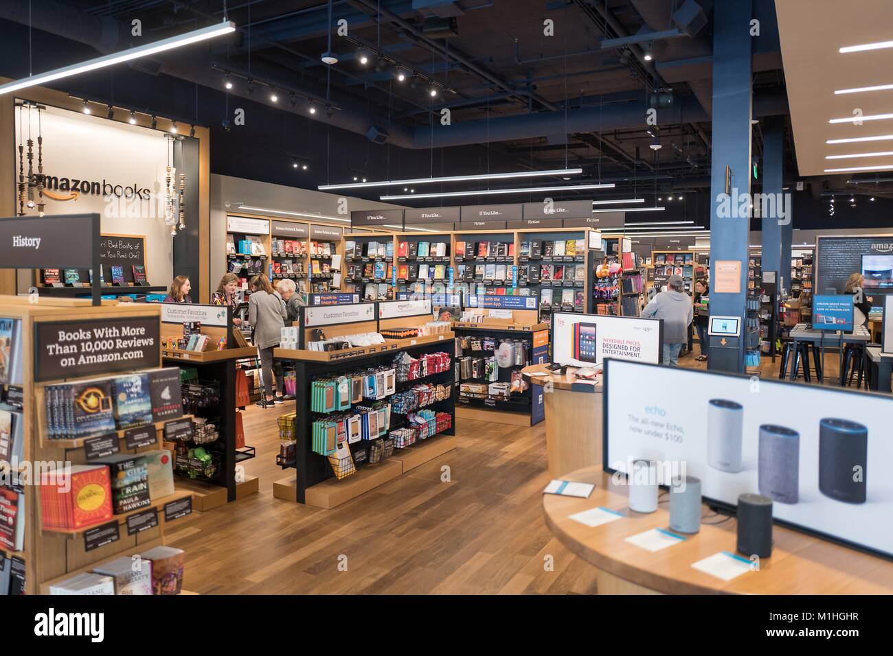 Innenraum eines Amazon Bücher physische Store am Broadway Plaza Shopping Center in Walnut Creek, Kalifornien, 17. November 2017. Amazon hat sich zunehmend in den physischen Handel erweitert sowie ein Lieferservice, 2017. () Stockfoto