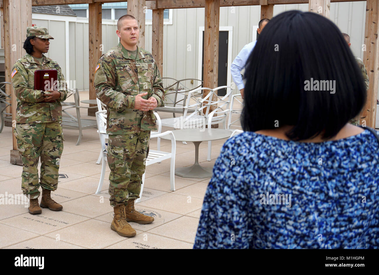 Warrant Officer Andrew Besagtes Reichelderfer (Mitte), Automotive Wartung Offizier mit der 237Th Support Bataillon, und Chief Warrant Officer 3 Janisha Henry (links), eine menschliche Ressourcen Techniker mit dem 16 Engineer Brigade, Gegenwart Priscilla Kidd, Witwe des ehemaligen Chief Warrant Officer 3 Emanuel Kidd, mit dem Adler für Unteroffiziere Award, Sept. 29, 2017 in Columbus, Ohio. Die Auszeichnung wurde gegründet, um die Leistungen und Service der Army National Guard Unteroffiziere, die hervorragende Führung gezeigt haben, die technischen Fähigkeiten und Professionalität zu erkennen. (Ohio Nation Stockfoto