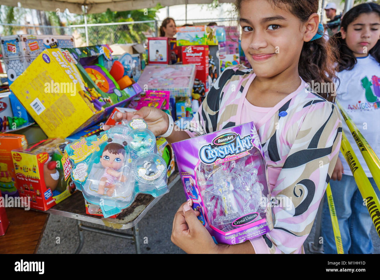 Miami Florida, Little Havana, Calle Ocho, Tres Reyes Magos, drei 3 Kings Day, Magi, Hispanic religiöse Feier, Tradition, Spielzeug, Werbegeschenke, Mädchen, Jungen Stockfoto