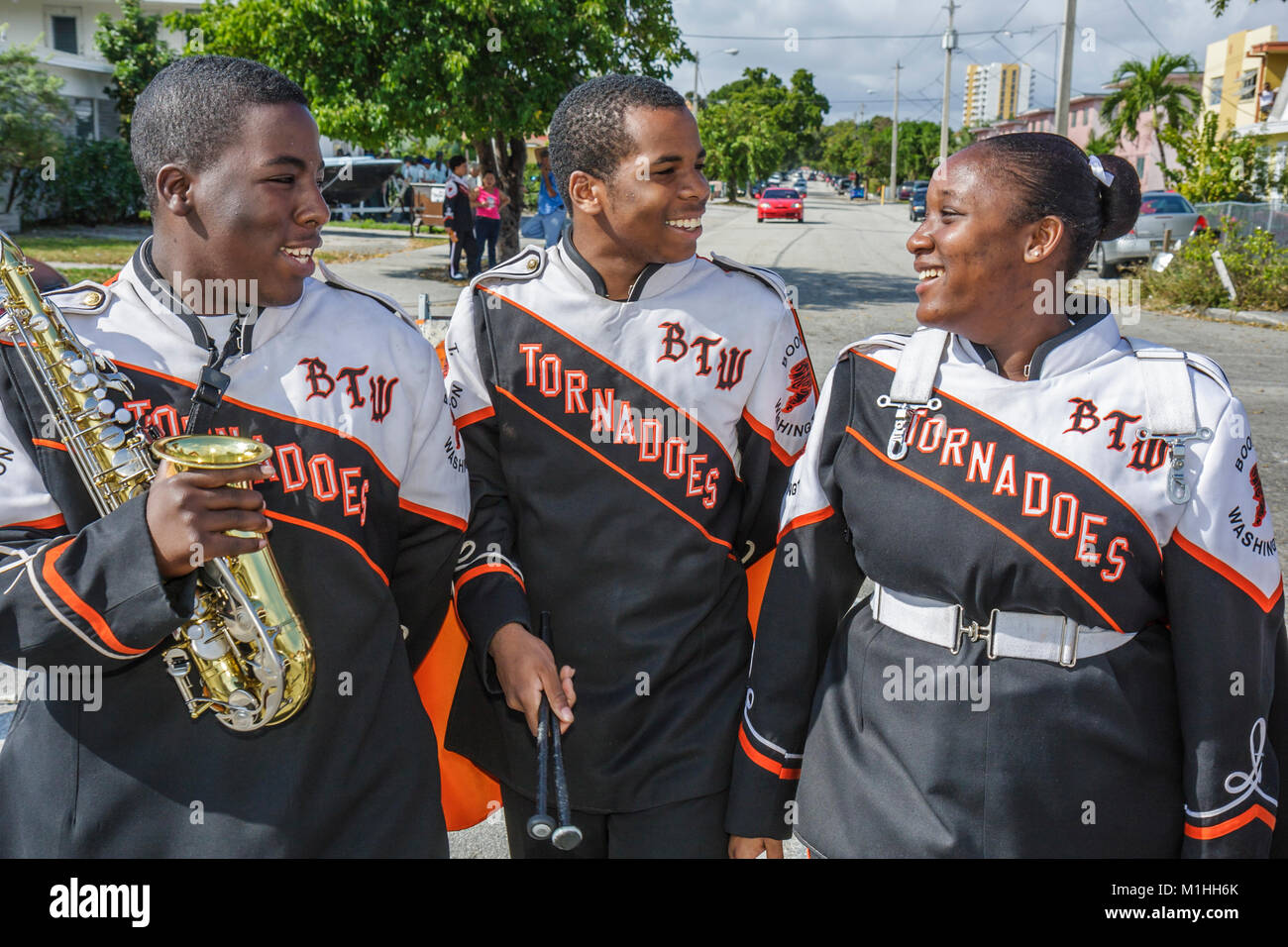Miami Florida, Little Havana, Calle Ocho, Tres Reyes Magos, drei 3 Kings Day, Magi, Hispanic religiöse Feier, Parade, Musiker, spielen, Blechblasinstrument Stockfoto