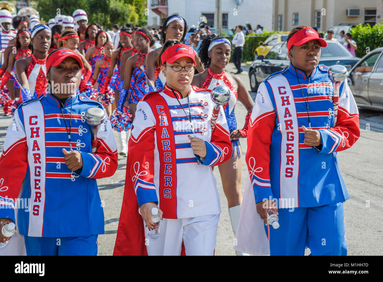 Miami Florida, Little Havana, Calle Ocho, Tres Reyes Magos, drei 3 Kings Day, Magi, Hispanic religiöse Feier, Parade, Musiker, spielen, Blechblasinstrument Stockfoto