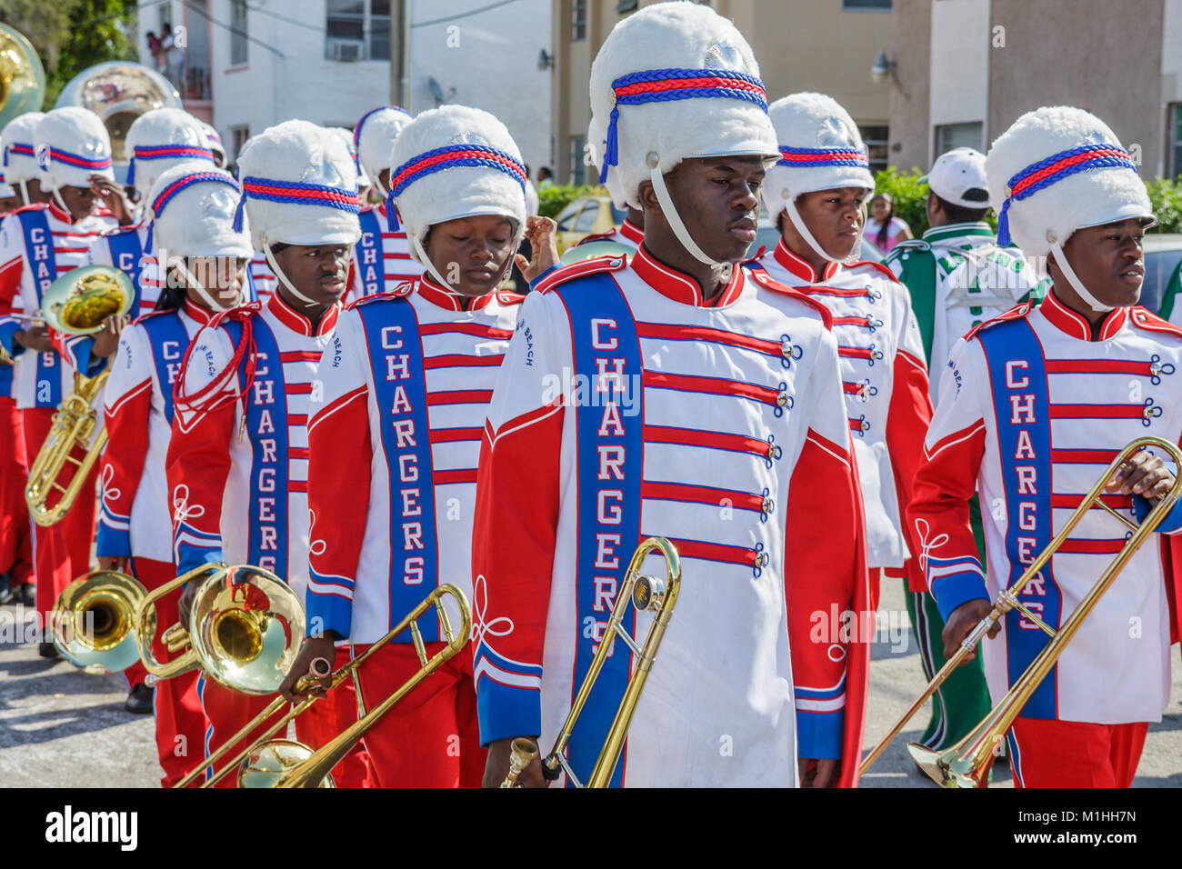 Miami Florida, Little Havana, Calle Ocho, Tres Reyes Magos, drei 3 Kings Day, Magi, Hispanic religiöse Feier, Parade, Musiker, spielen, Blechblasinstrument Stockfoto