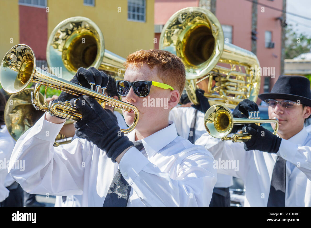 Miami Florida, Little Havana, Calle Ocho, Tres Reyes Magos, drei 3 Kings Day, Magi, Hispanic religiöse Feier, Parade, Musiker, spielen, Blechblasinstrument Stockfoto