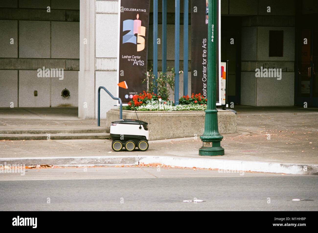 Selbstfahrer Lieferung Roboter von Startup Starship Technologien Antriebe hinter den Lesher Center in der Innenstadt von Walnut Creek, Kalifornien, wie es einen automatisierten Lieferung für ein lokales Geschäft macht, 24. August 2017. () Stockfoto