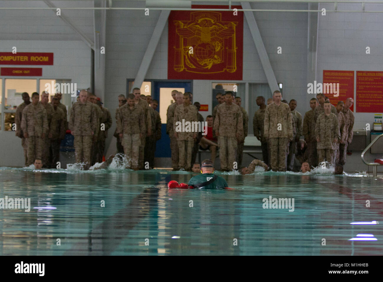 Rekruten von Delta Firma, 1 Recruit Training Bataillon, sehen Sie sich eine Demonstration während einer Wasser überleben grundlegende Qualifikation des Marine Corps Recruit Depot San Diego, Dez. 4. Die Instruktoren jede Technik zeigen und dann die Rekruten testen, um Ihnen zu helfen, die neue Fähigkeiten zu entwickeln. Jährlich mehr als 17.000 Männer aus den westlichen Recruiting Region rekrutiert werden an MCRD San Diego ausgebildet. Delta Unternehmen ist zu graduieren Feb 2 geplant. Stockfoto