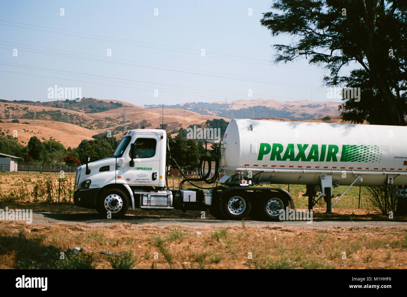 Komprimiertes Gas LKW Transport von flüssigem Stickstoff für die Gasversorgung Firma Praxair, neben einem Highway in Hayward, Kalifornien, 17. August 2017 geparkt. () Stockfoto