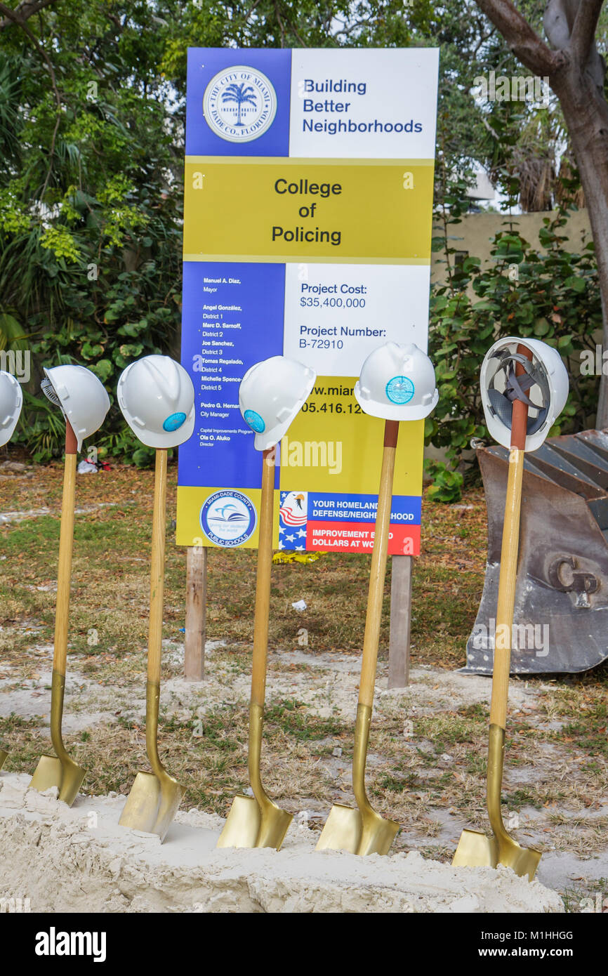 Miami Florida, College of Policing, Spatenstich, Strafverfolgung, Bildung, Kriminologie, Schaufeln, Harthüte, FL080117017 Stockfoto