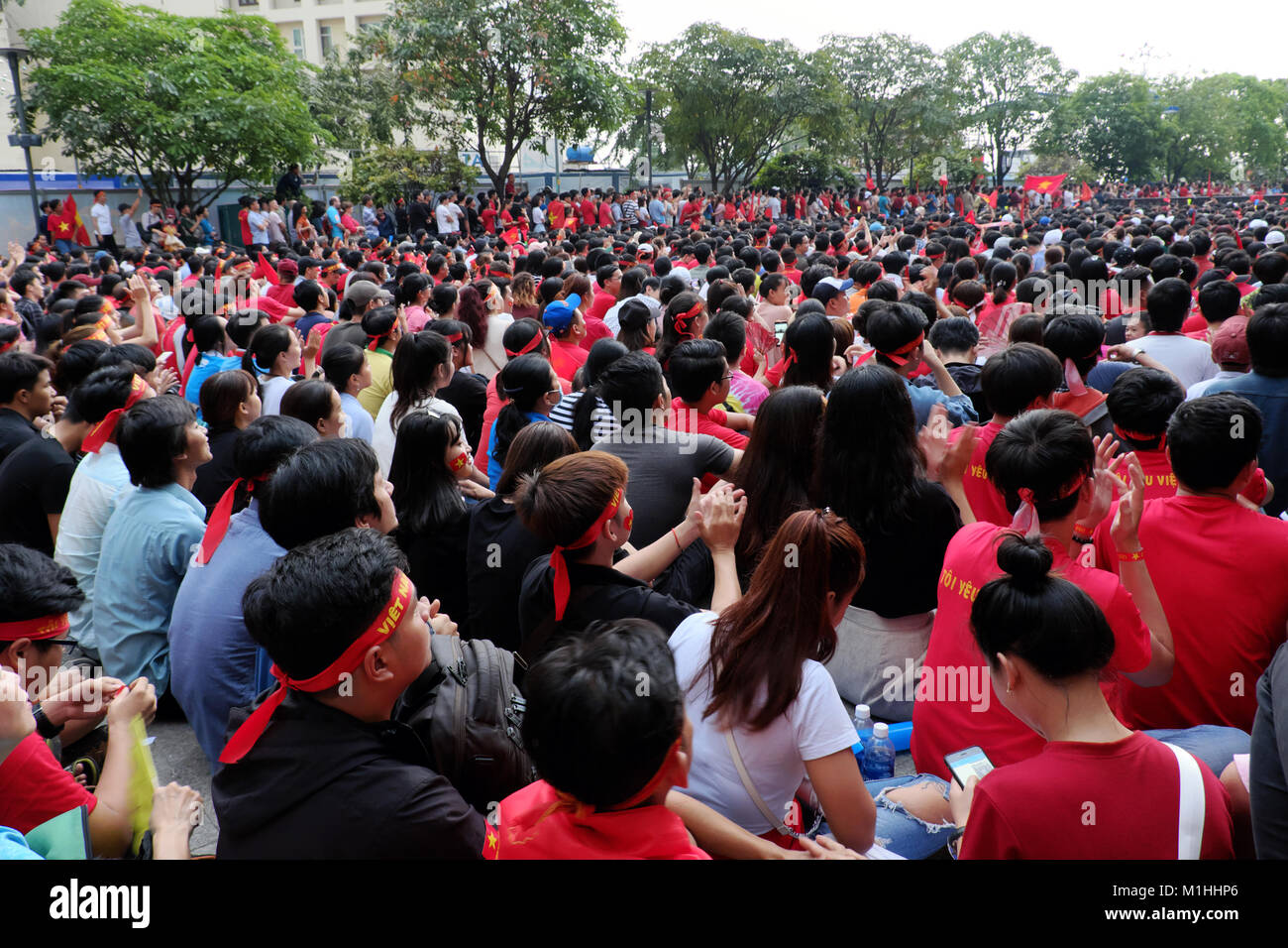 Unglaublich große Masse der Vietnamesischen Fußballfans beobachten AFC U23-Fußball-Finale von Outdoor TV Bildschirm, an Nguyen Hue Walking Street Stockfoto