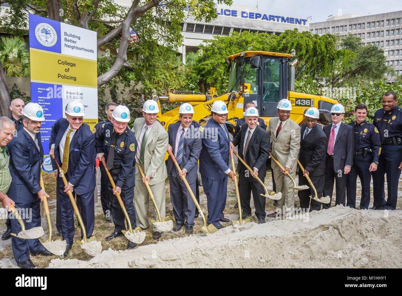 Miami Florida, College of Policing, Spatenstich, Strafverfolgung, Bildung, Kriminologie, Stadtbeamte, Politiker, Schaufel, Hut, Tradition, V Stockfoto