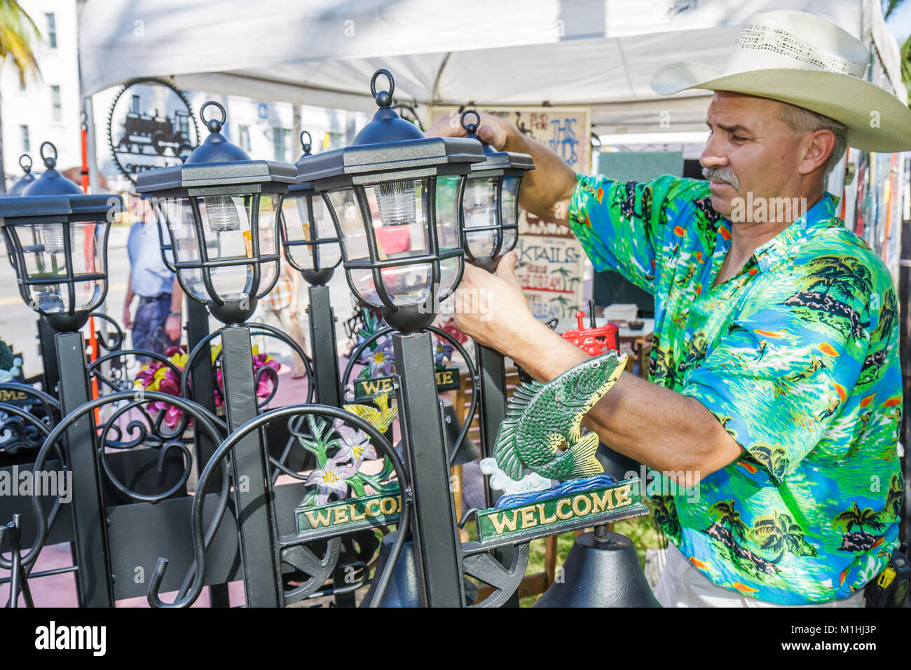 Miami Beach Florida, Ocean Drive, Art Deco Wochenende, Festival, Festivals, Messe, Event, Erwachsene Erwachsene Männer Männer, Verkäufer von Verkäufern, Verkaufsstände Stand Deal Stockfoto