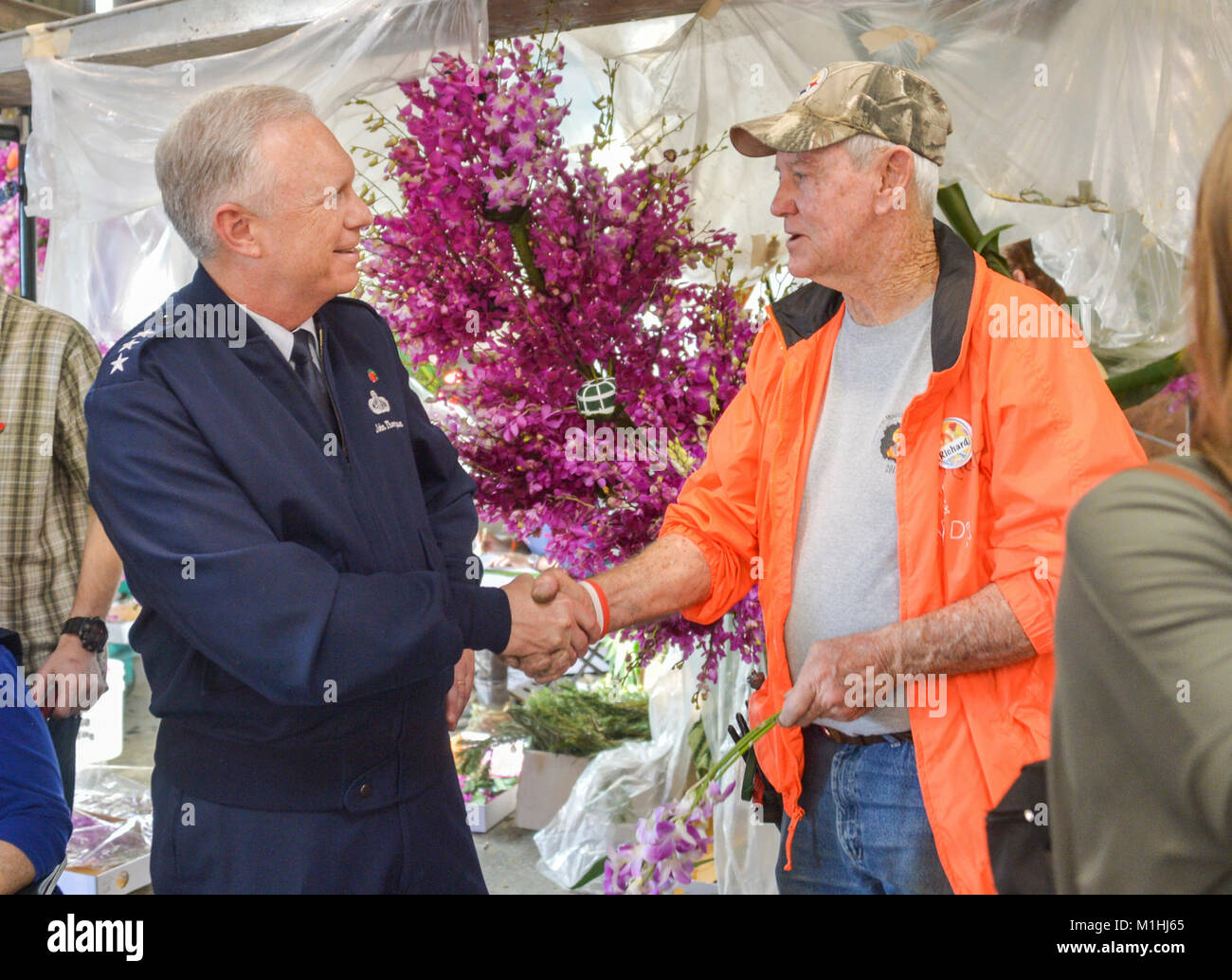 Generalleutnant John Thompson, der Kommandant der Raum und Missile Systems Center und Air Force Programm Executive Officer für den Platz an der Los Angeles Air Force Base, grüßt Mitglied der Phoenix verzieren Firma während ein Blick hinter die Kulissen der Fabrik, in denen letzte Vorbereitungen für die 129 Tournament of Roses Parade, Dez. 29, 2017 vorgenommen werden. Stockfoto