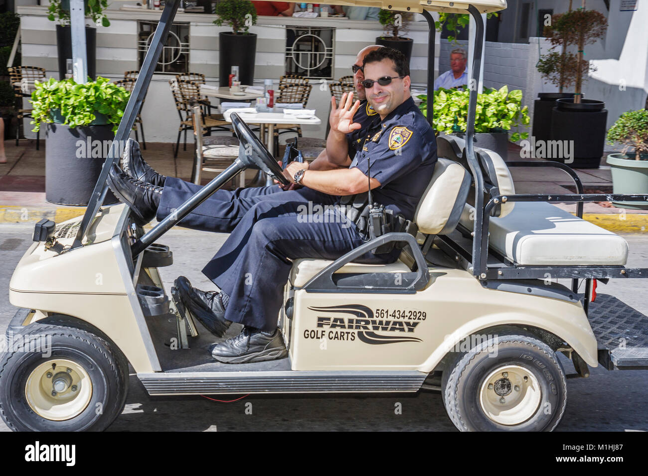 Miami Beach Florida, Ocean Drive, Polizist, Polizist, Elektrowagen, Transport, Strafverfolgung, Besucher reisen Reise touristischer Tourismus l Stockfoto