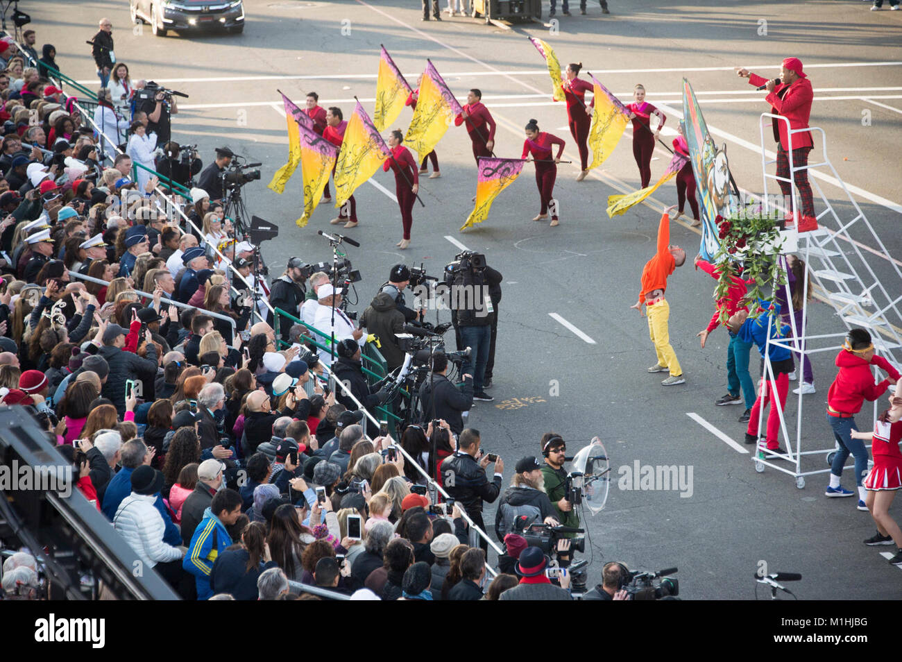 Sänger, Schauspieler, Tänzer, Regisseur, Choreograf und YouTuber Todrick Halle (in Rot auf der Leiter) begrüßt die Eröffnung der 129. jährliche Tournament of Roses Parade in Pasadena, Calif., Neujahr, 1. Jan., 2018. Halle erste Aufmerksamkeit auf der neunten Staffel von American Idol, wo er es zum semi-Finals. Er wurde dann als You Persönlichkeit und Richter auf RuPaul's Drag Race bekannt. Er hat mehrere Alben veröffentlicht und erschien auch im Fernsehen und auf Tour. Die US Air Force und den Raum und Missile Systems Center begrüßte in Tag des neuen Jahres an die 129 jährlichen Zu Stockfoto