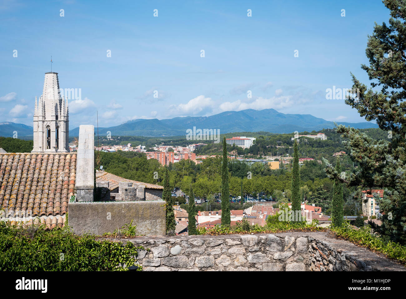 Ein Blick auf die Kirche des hl. Felix in Girona, Spanien, aus der Deutschen Gärten Stockfoto