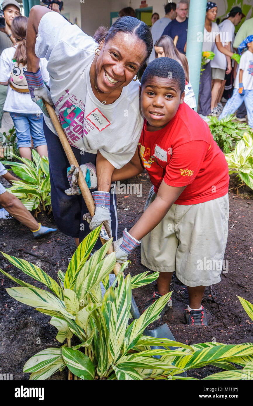 Miami Florida, Allapattah Middle School, Campus, Hands-on-HandsOn Miami, Freiwillige Freiwillige Community Service ehrenamtliche Arbeit Arbeiter, Teamarbeit Stockfoto