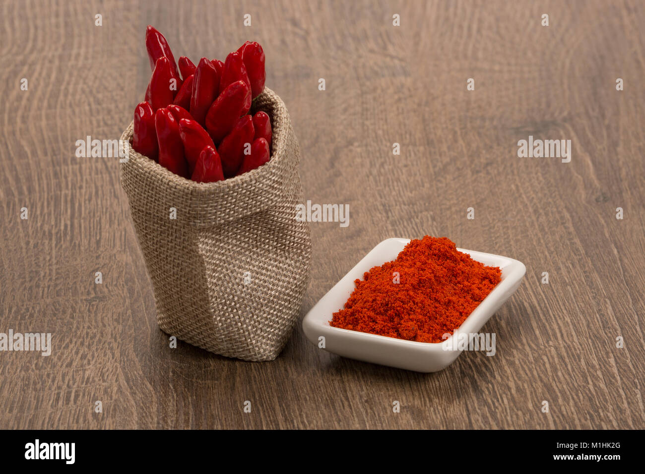 Red Chili mit Chili Pulver Stockfoto
