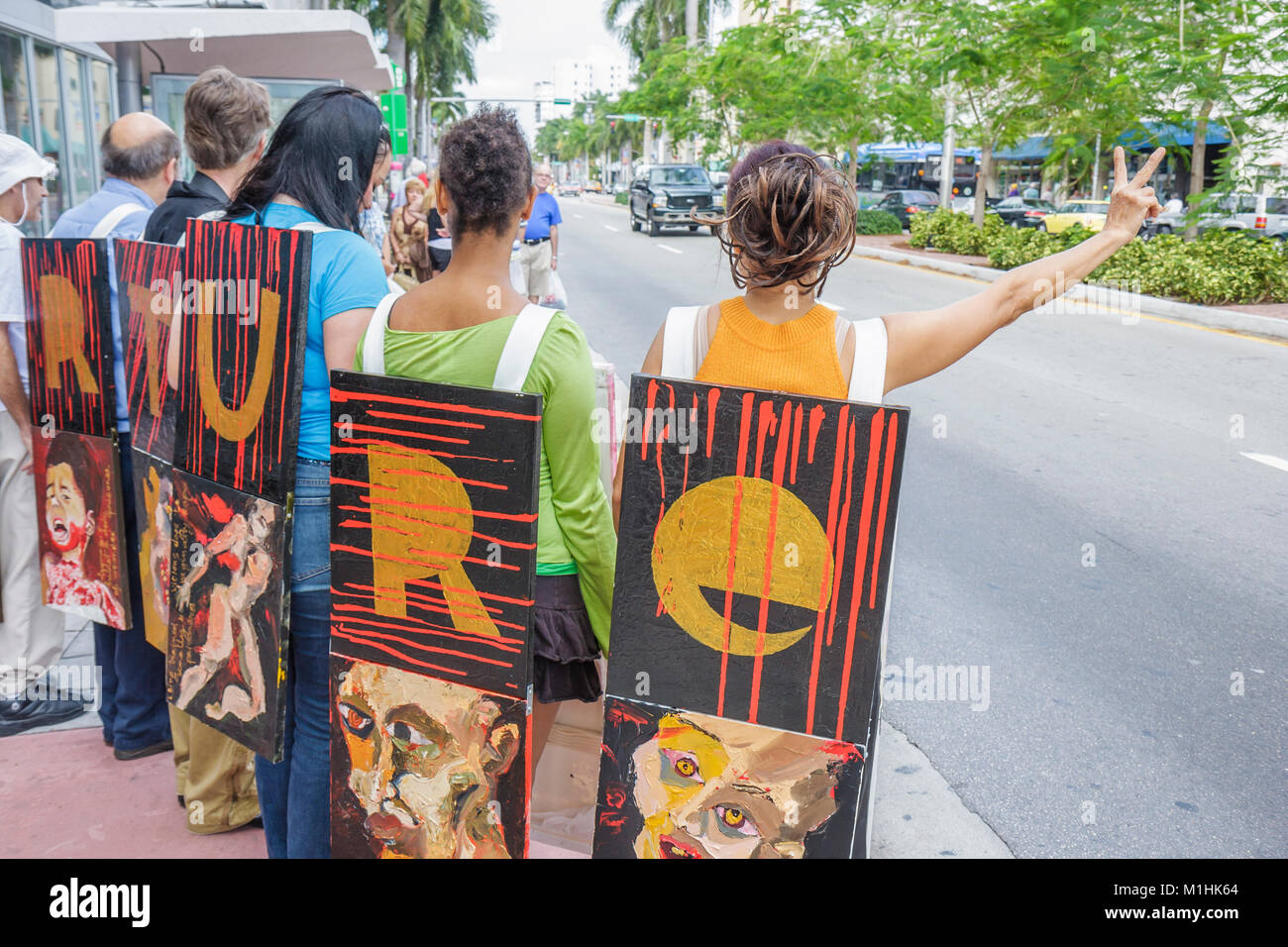 Miami Beach Florida, Washington Avenue, Friedensaktivistin, asiatischer Künstler Huong, Malerei, Anti-Krieg, stille Proteste, Folter, Besucher reisen Reise Tour touris Stockfoto