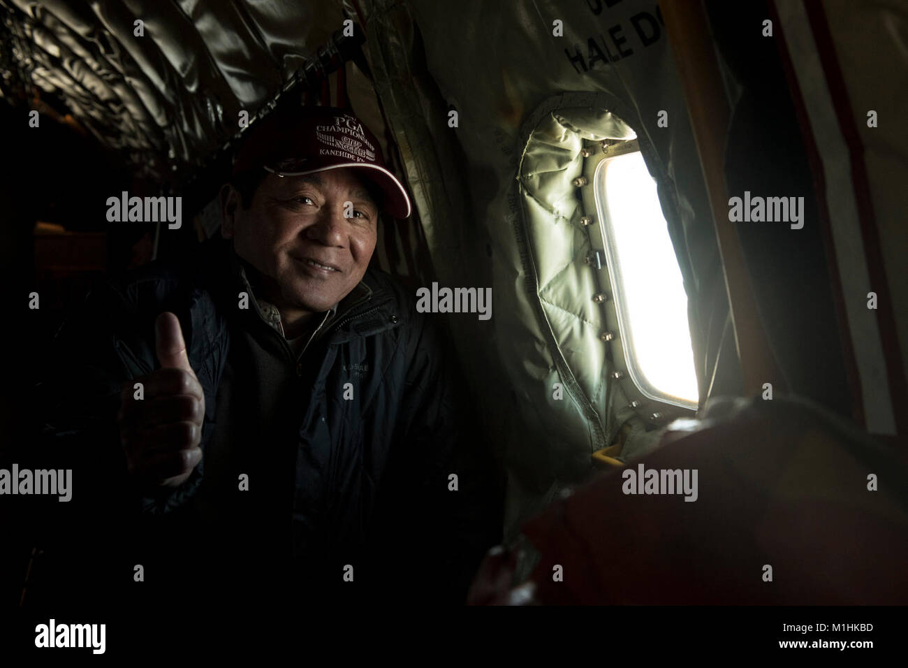 Toshiyuki Miyazato, Vorsitzender Okinawa Industrie- und Handelskammer nimmt an Honorary Commander Orientierung Flug an Bord eines 909 . Air Refuelling Squadron KC-135 Stratotanker Jan. 11, 2018. Der Flug durch die bessere Kenntnis der zivilen Führer' der Kadena Operationen mit Erfahrungen aus erster Hand über die Luft-zu-Luft tanken und Treffen mit 909 . ARS Führer. (U.S. Air Force Stockfoto