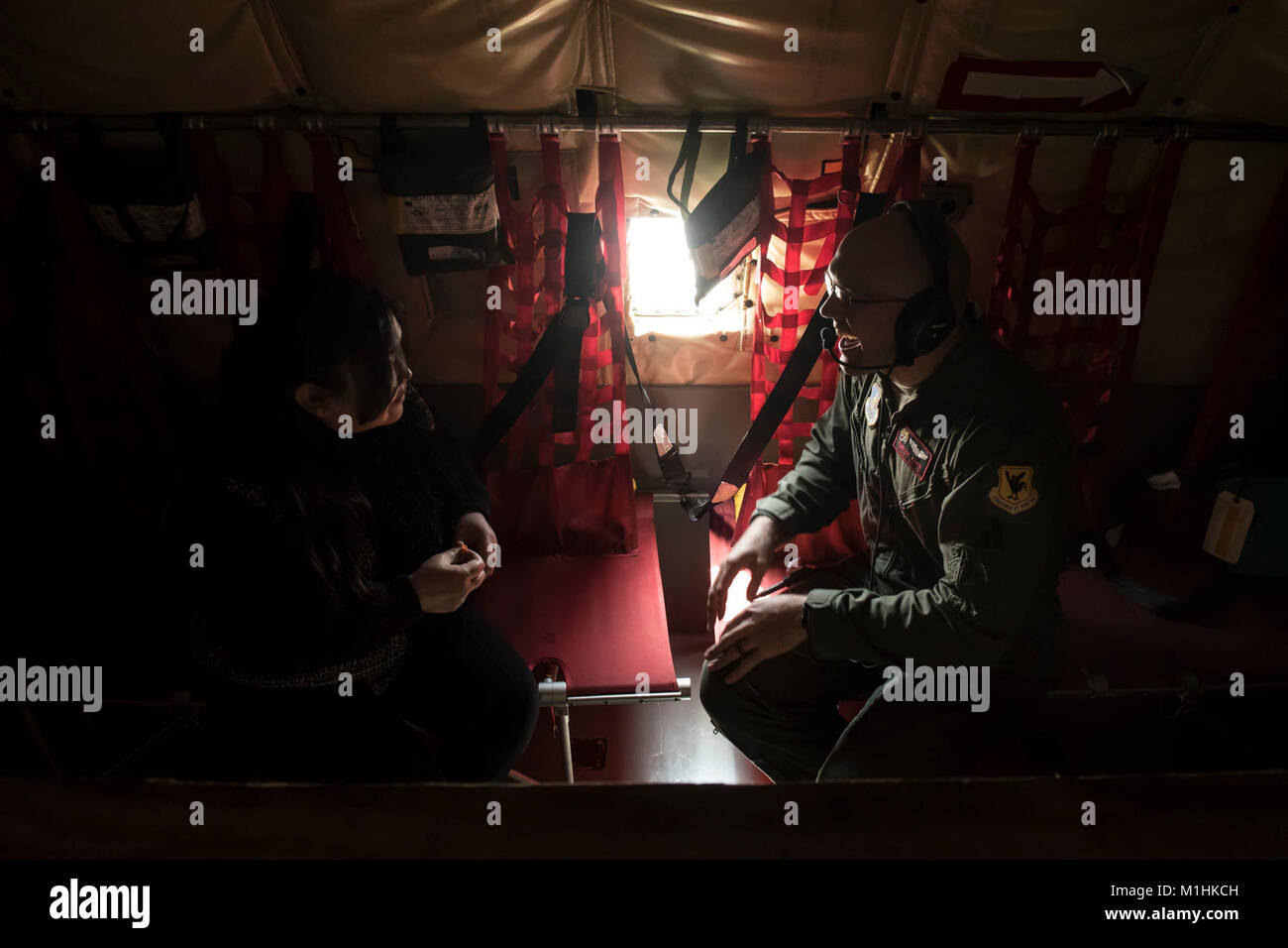 Kazumi Kaneshiro, Präsident Lions Club, und der US-Luftwaffe Kapitän Brandon Krupa, 909 . Air Refuelling Squadron KC-135 Stratotanker Pilot verhalten Honorary Commander Orientierung Flug über den Pazifik, Jan. 11, 2018. Der Flug durch die bessere Kenntnis der zivilen Führer' der Kadena Operationen mit Erfahrungen aus erster Hand über die Luft-zu-Luft tanken und Treffen mit 909 . ARS Führer. (U.S. Air Force Stockfoto