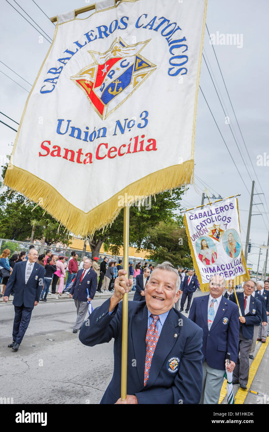 Florida, Hialeah, Jose Marti Parade, zu Ehren des kubanischen Dichters, Teilnehmers, hispanischen Banners, Männer, Katholiken, Christen, Religion, FL080120019 Stockfoto