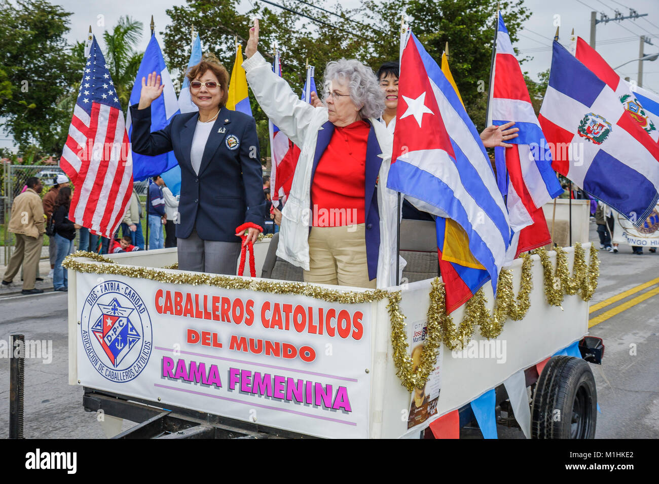 Florida, Hialeah, Jose Marti Parade, zu Ehren des kubanischen Dichters, Teilnehmers, hispanischen Banners, Frauen, Katholiken, Christen, Religion, FL080120021 Stockfoto