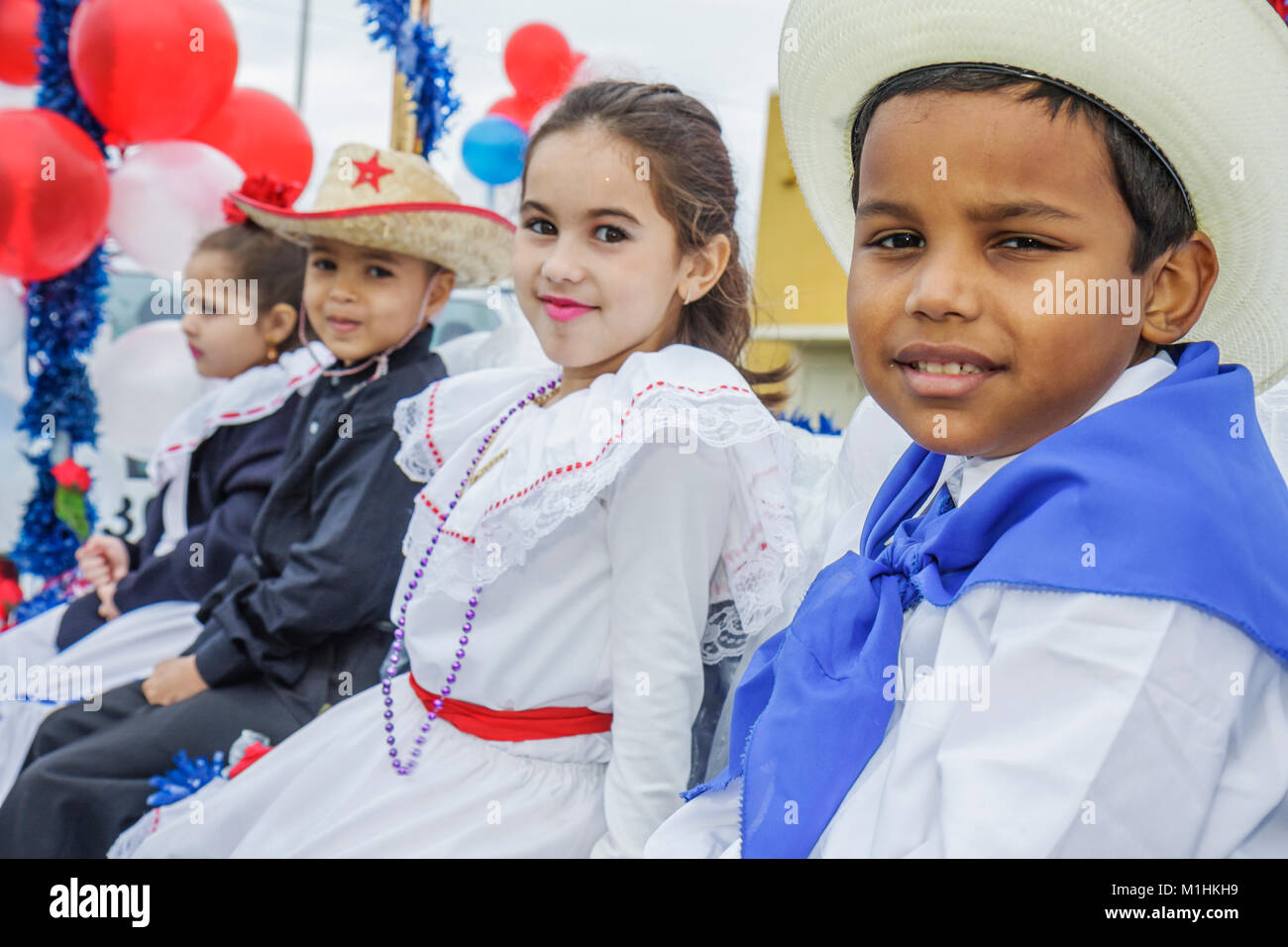 Florida, Hialeah, Jose Marti Parade, zu Ehren des kubanischen Dichters, Teilnehmers, hispanischer Junge Jungen, männliches Mädchen, Mädchen, weibliche Kinder, Kinderkostüm, Strohhut, FL080120041 Stockfoto