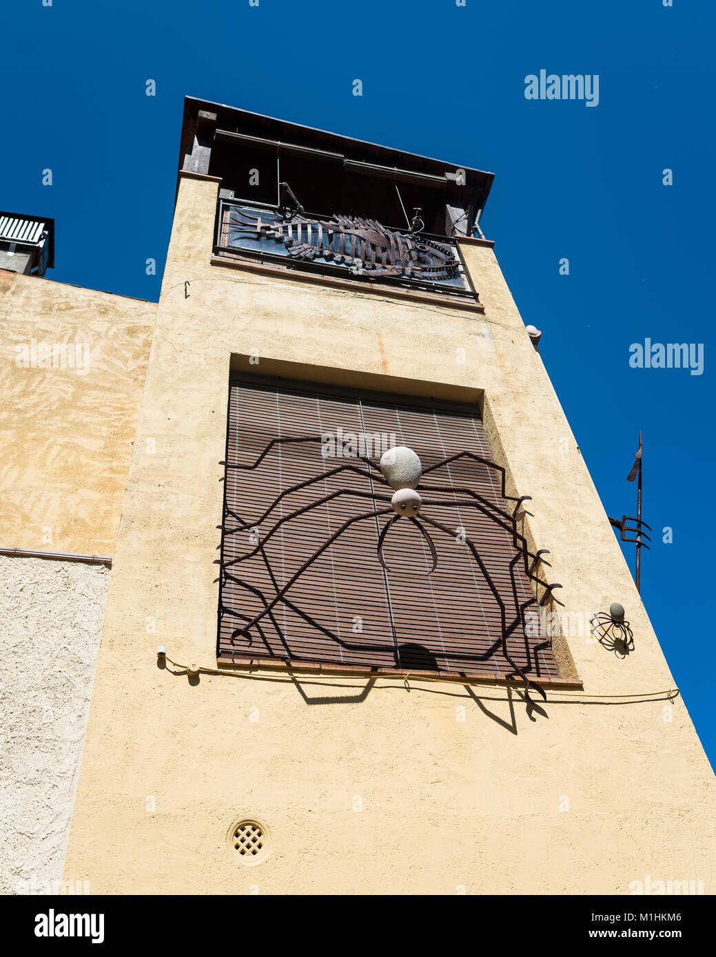 Schmiedearbeiten Skulpturen auf einem Gebäude in Begur, Spanien Stockfoto