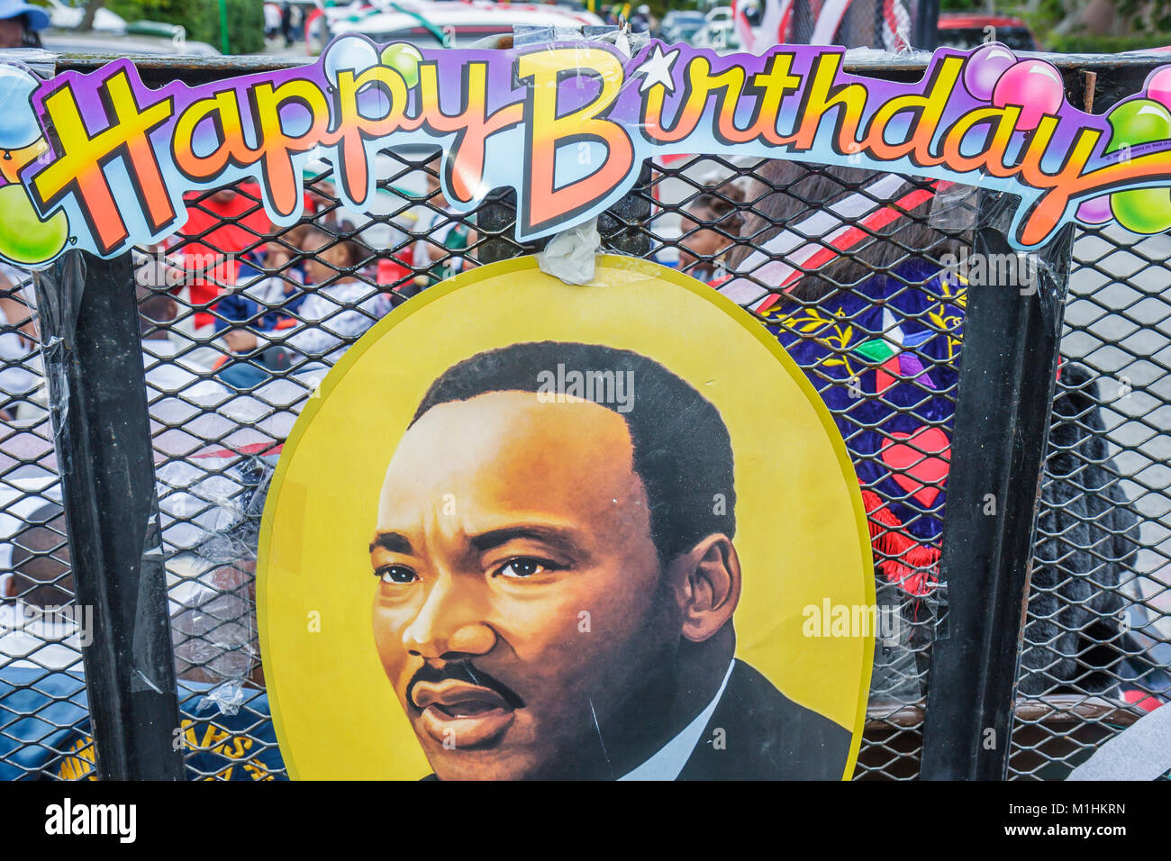 Miami Florida, Liberty City, Martin Luther King Jr. Parade, Teilnehmer, Gemeinschaft Schwarze Männer männlich, Porträt, alles gute zum Geburtstag, Banner, FL080121026 Stockfoto